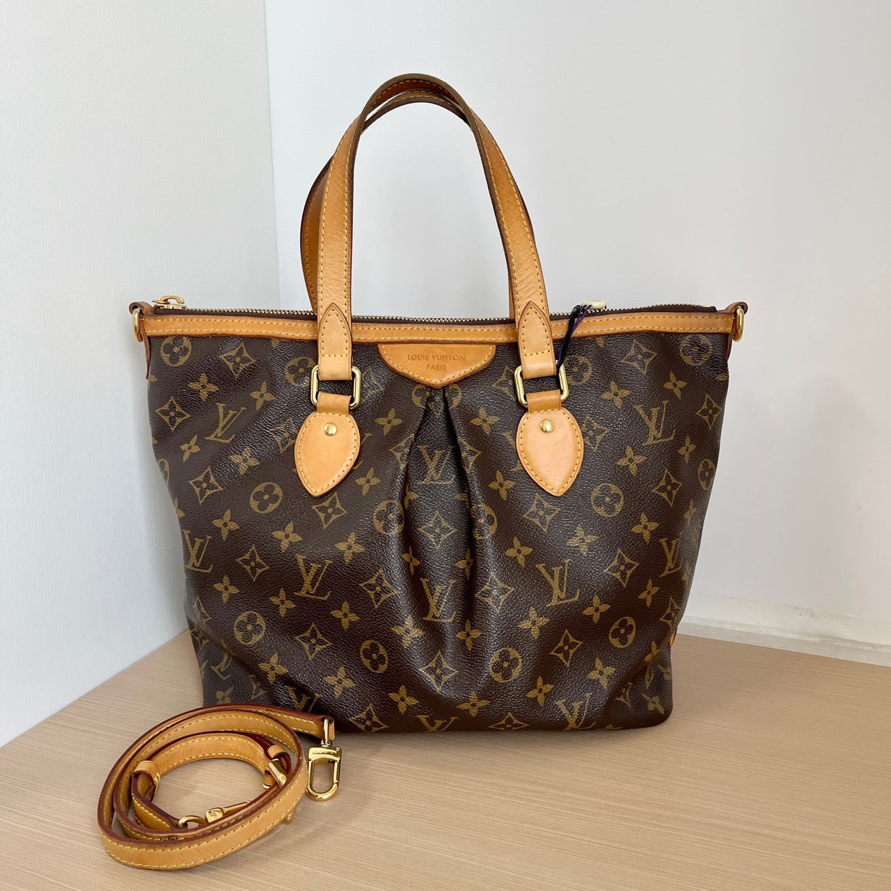 LOUIS VUITTONShoulder Bag