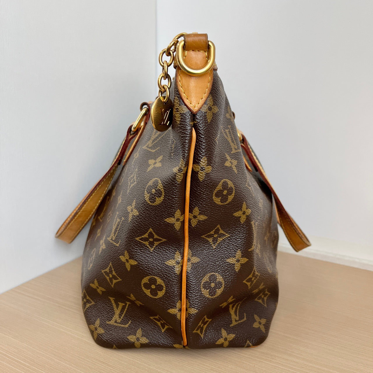LOUIS VUITTONShoulder Bag