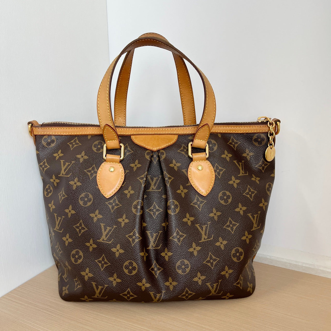 LOUIS VUITTONShoulder Bag