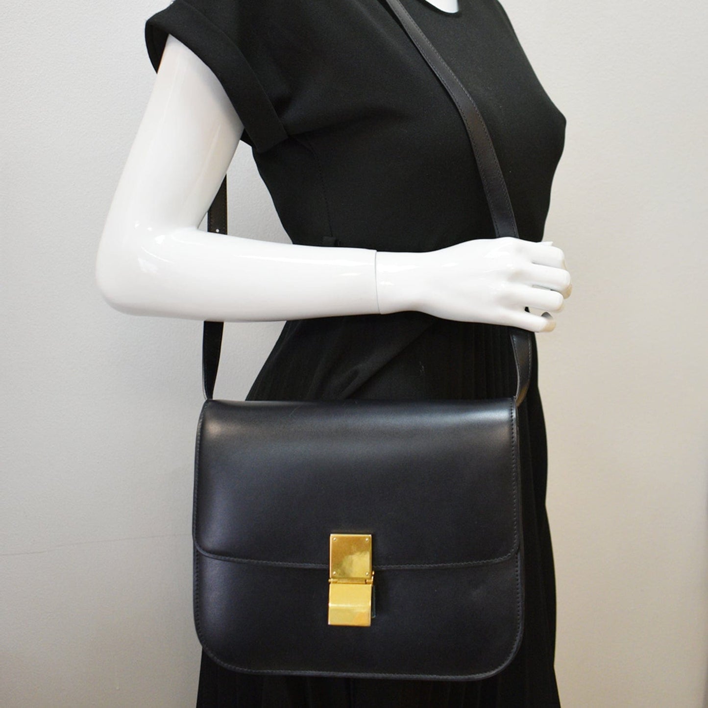 CELINE Classic Box Medium Calfskin Leather Crossbody Bag Black