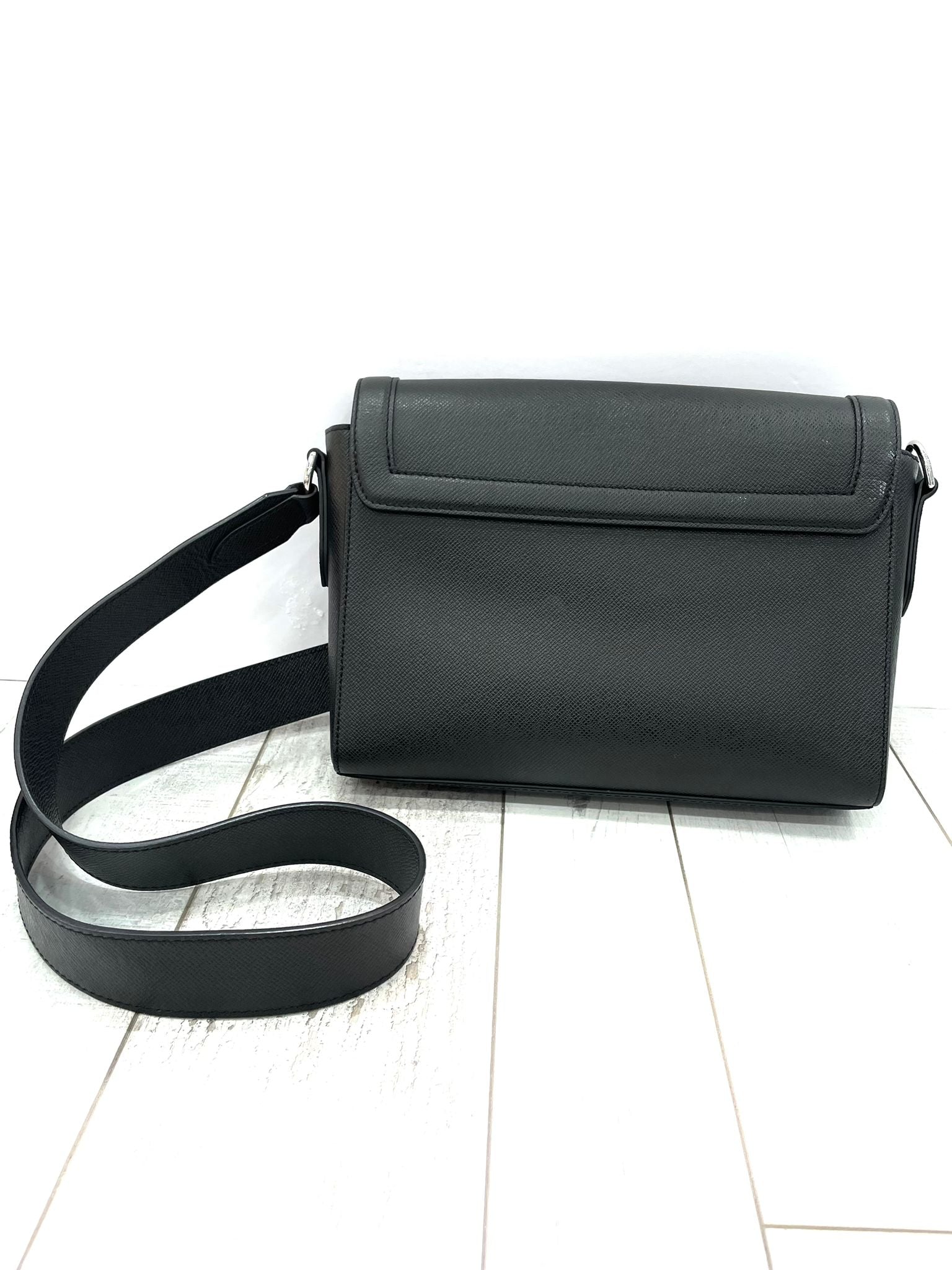 LOUIS VUITTON MEN'S TAIGA MESSENGER BAG