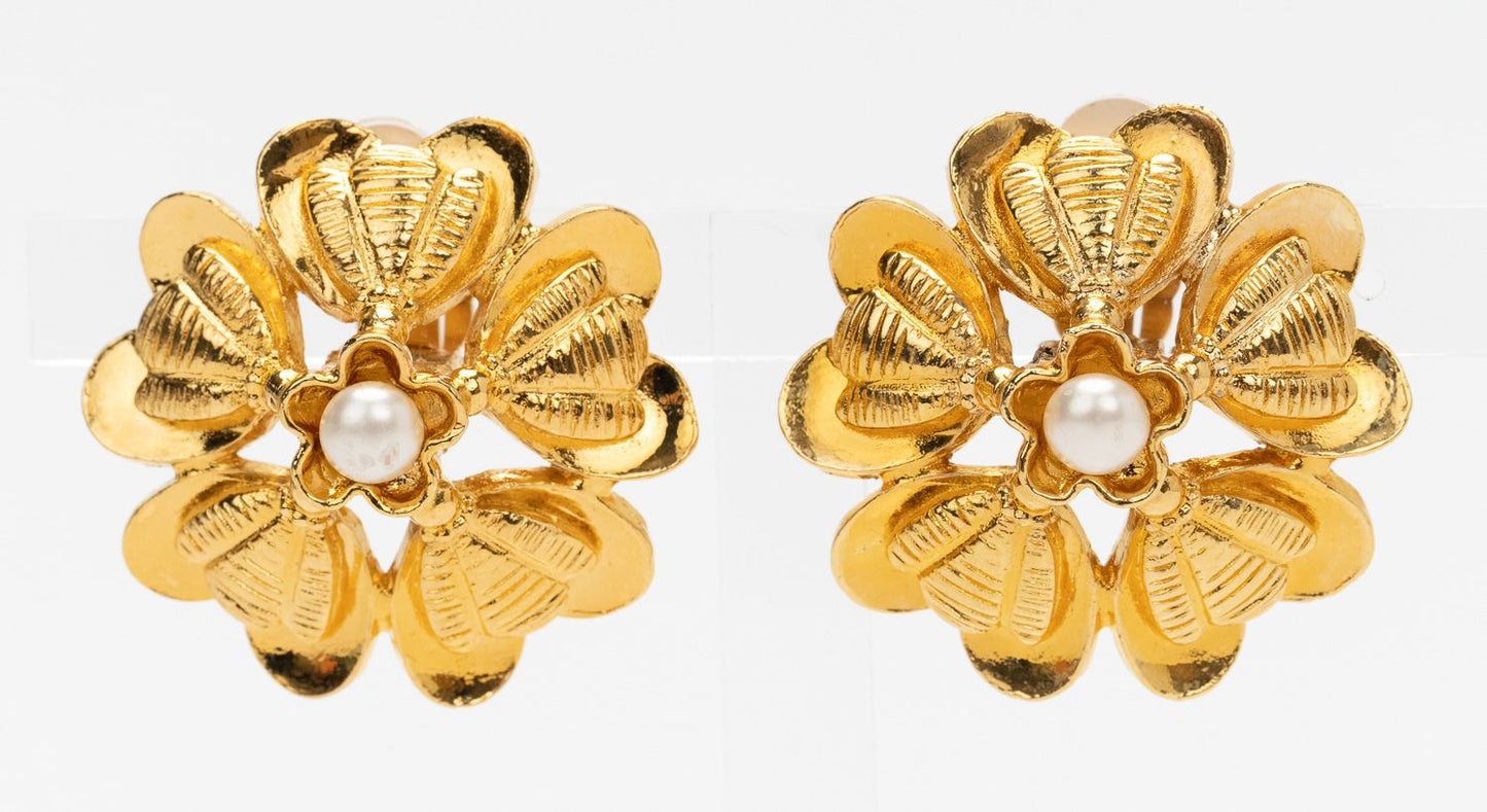 Chanel 70s Vintage Flower Pearl Clip Ons